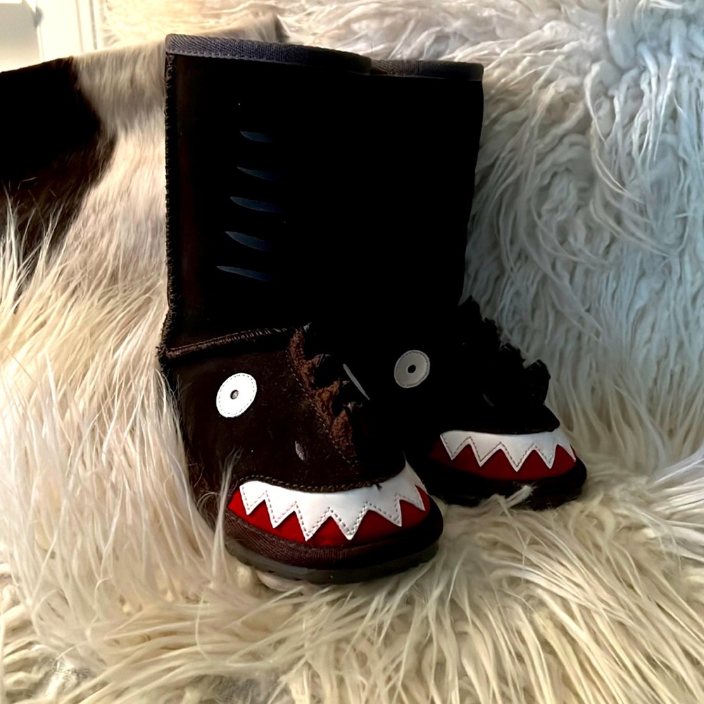 (Only worn 2-3 times inside) Emu* Dinosaur, Boys Boots, 11 FAST shipping!